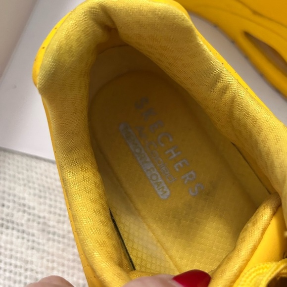 Skechers Men’s Yellow Sneakers

Size 9 1/2 - Picture 8 of 8